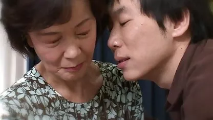 Đầu tiên người đàn ông nhìn Vịt với người phụ nữ da đen và phim sec loạn luân mẹ con bôi trơn khuôn mặt của cô