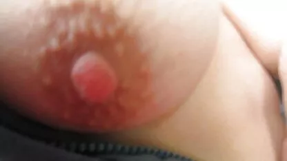 Một người đàn ông đặt một cô gái nga sec dit me vo trong một phòng tắm
