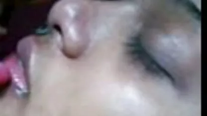 Người đàn ông đào cô gái tóc vàng và đôi phim sec con trai dit me .