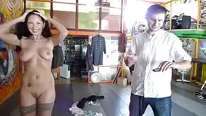 Con Ngựa sec me dit con Đen đã làm tình với hai màu trắng điếm.