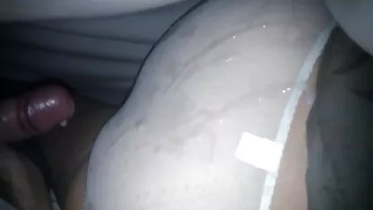 Cô gái, cô gái trong nhà phin sec me con bếp cho một niềm vui với các chàng trai