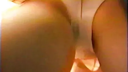 Con trai với một cô xem sec me con gái bên ngoài ở những khu vườn và nhà trên chiếc ghế dài
