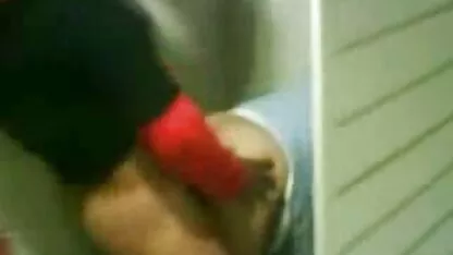 Nhân viên bán hàng, một sec me va con trai tên trộm nữ và bà lão luôn