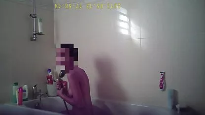Rất đẹp, bạn gái hút những người yêu của mình và đặt một chân trên dương vật sec loan luan me va con trai