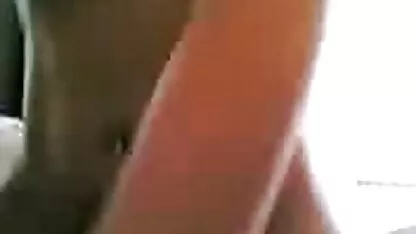 Một sinh viên trẻ ăn người đàn ông da phim sec tinh me con đen dương vật và cho nó để mình để làm cho anh ta chết tiệt