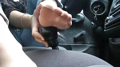 Hai cô gái tóc vàng với một con sec me dit con ngựa đen bồn tắm