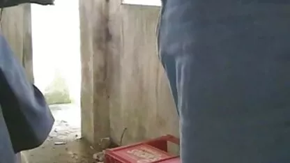 Một cô gái trẻ làm cho một người phim sec me gia đàn ông hạnh phúc ướt mũ
