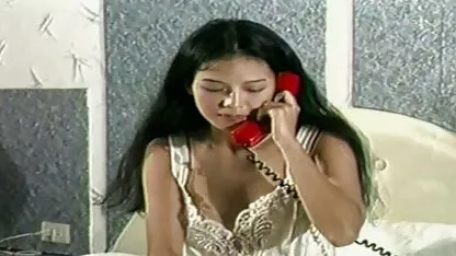 Người tóc vàng xinh xắn với con số tuyệt đẹp trong đôi sec loan luan me va con mắt nâu