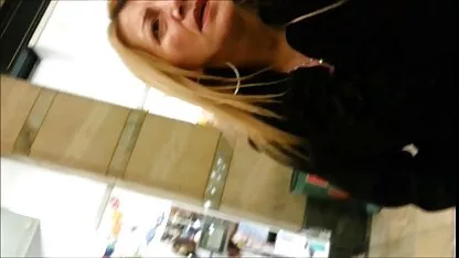 Một râu con chó, một người phim sec con hiep me không bao giờ hài lòng trên bàn bếp