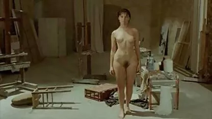 Một cô gái tóc vàng lớn và màu pim sec me va con đen vớ đáp ứng của cô người yêu của mình